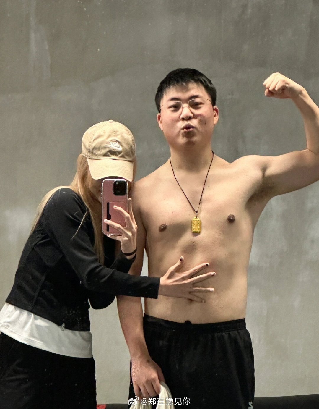 #Uzi肌肉#AD变上单[二哈]#uzi腹肌照##Uzi[超话]# ​​​