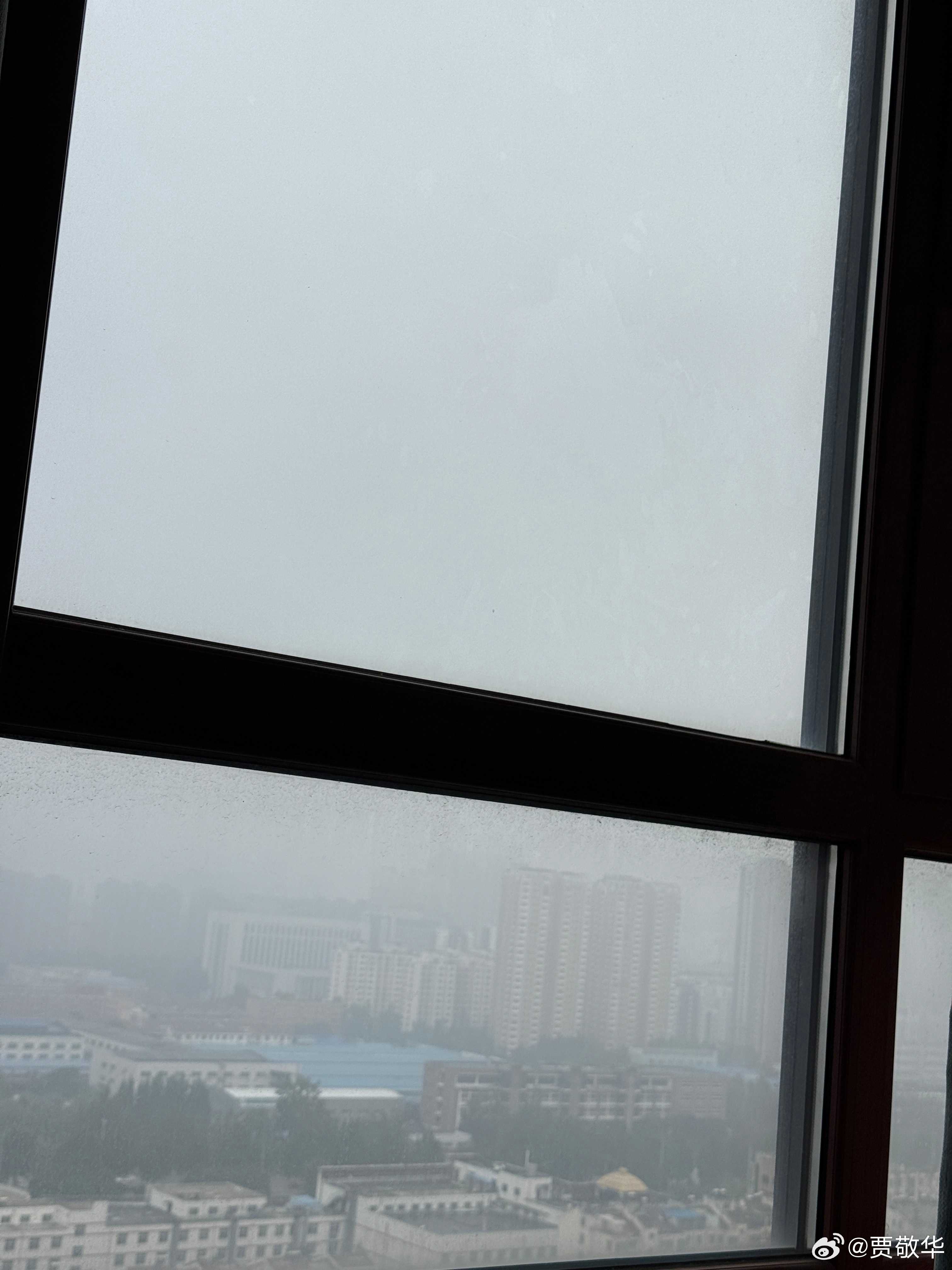 #每天早起打卡# 假期余额不足，今天又是雾蒙蒙的一天。起床，搬砖去！ ​​​