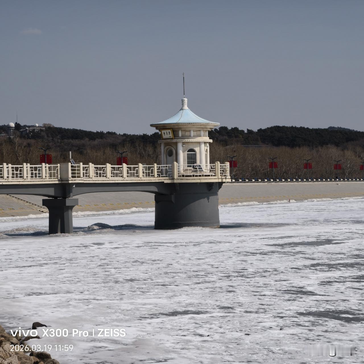 冰湖映塔，静守长春。
它的正式名字叫放水塔（也叫净月亭），是净月潭水库的核心水工