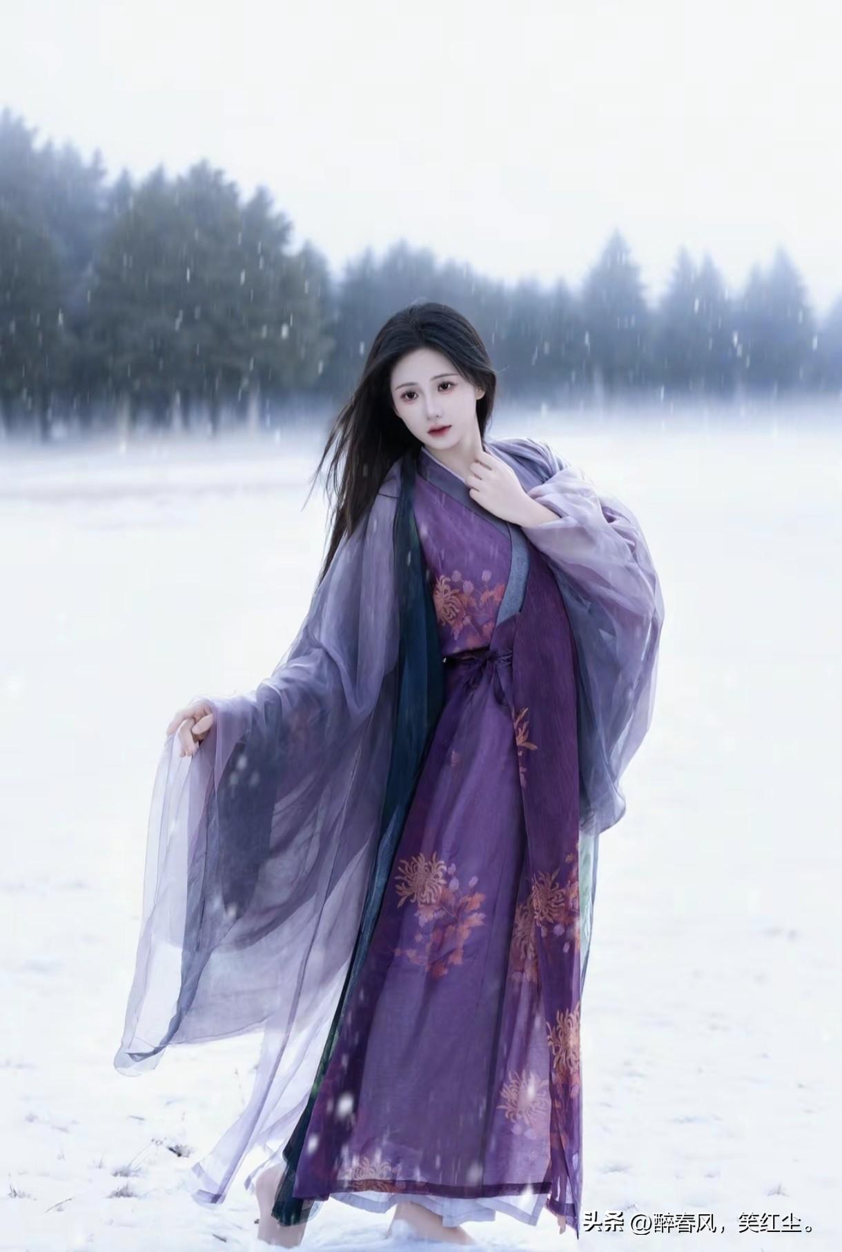 像是从山水画里走出的仙子。
身畔是碧波荡漾的江水，
身后是连绵起伏的青山。
不需
