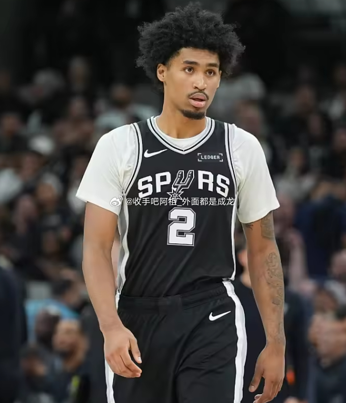 NBA季后赛激战正酣，马刺队客场挑战森林狼队。两队上半场比赛正在进行，NBA前方