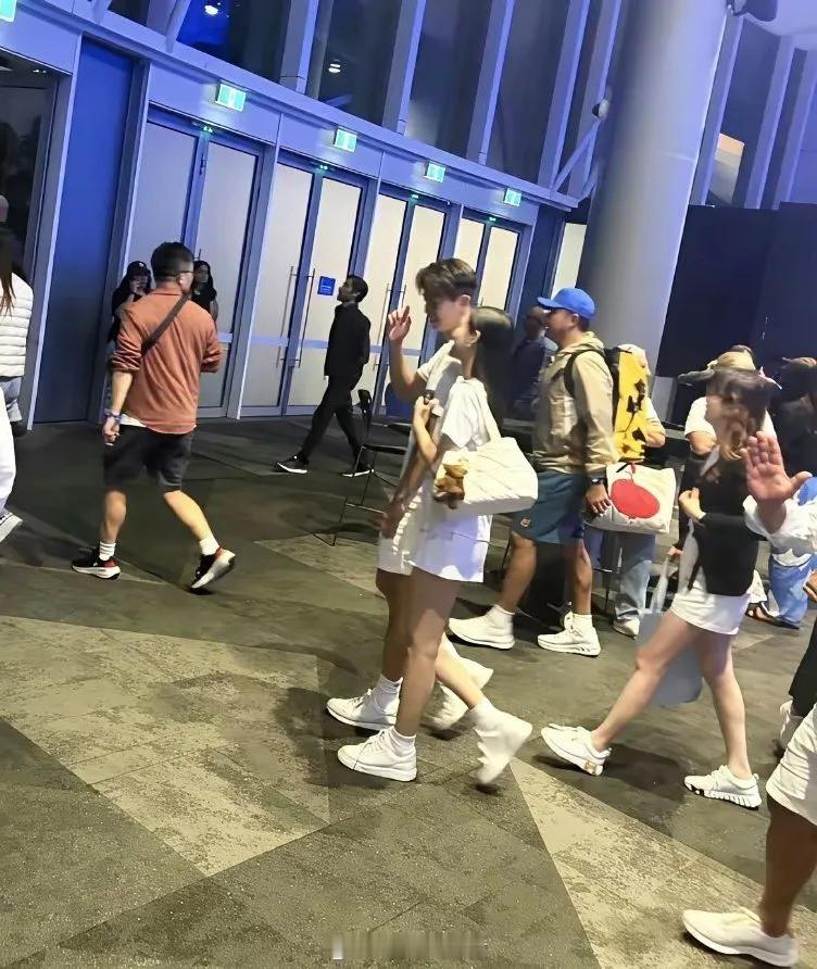 小S女儿Lily澳洲约会高帅男，两人穿白色情侣装，疑似男友曝光 