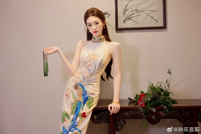 孙乐言旗袍言上线孙乐言刺绣旗袍 孙乐言刺绣旗袍 