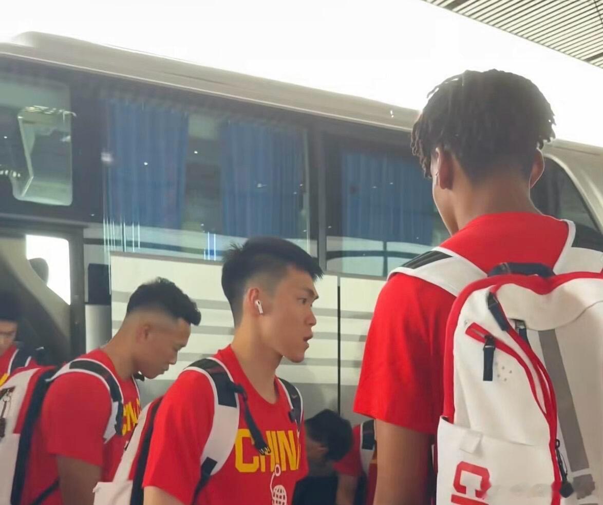 中国男篮抵达沈阳备战世预赛中国男篮昨抵沈阳，郭士强率21人。赵继伟高诗岩在家乡父