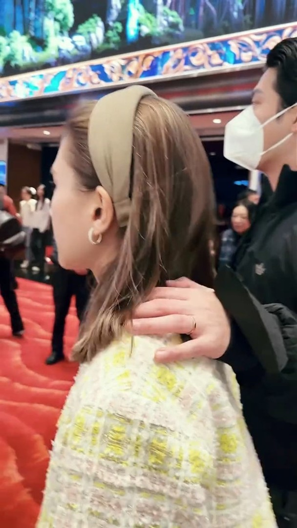 何超莲喊窦骁豆豆 日前，何超莲晒vlog和窦骁一起看舞台剧，并喊他“豆豆”。窦骁