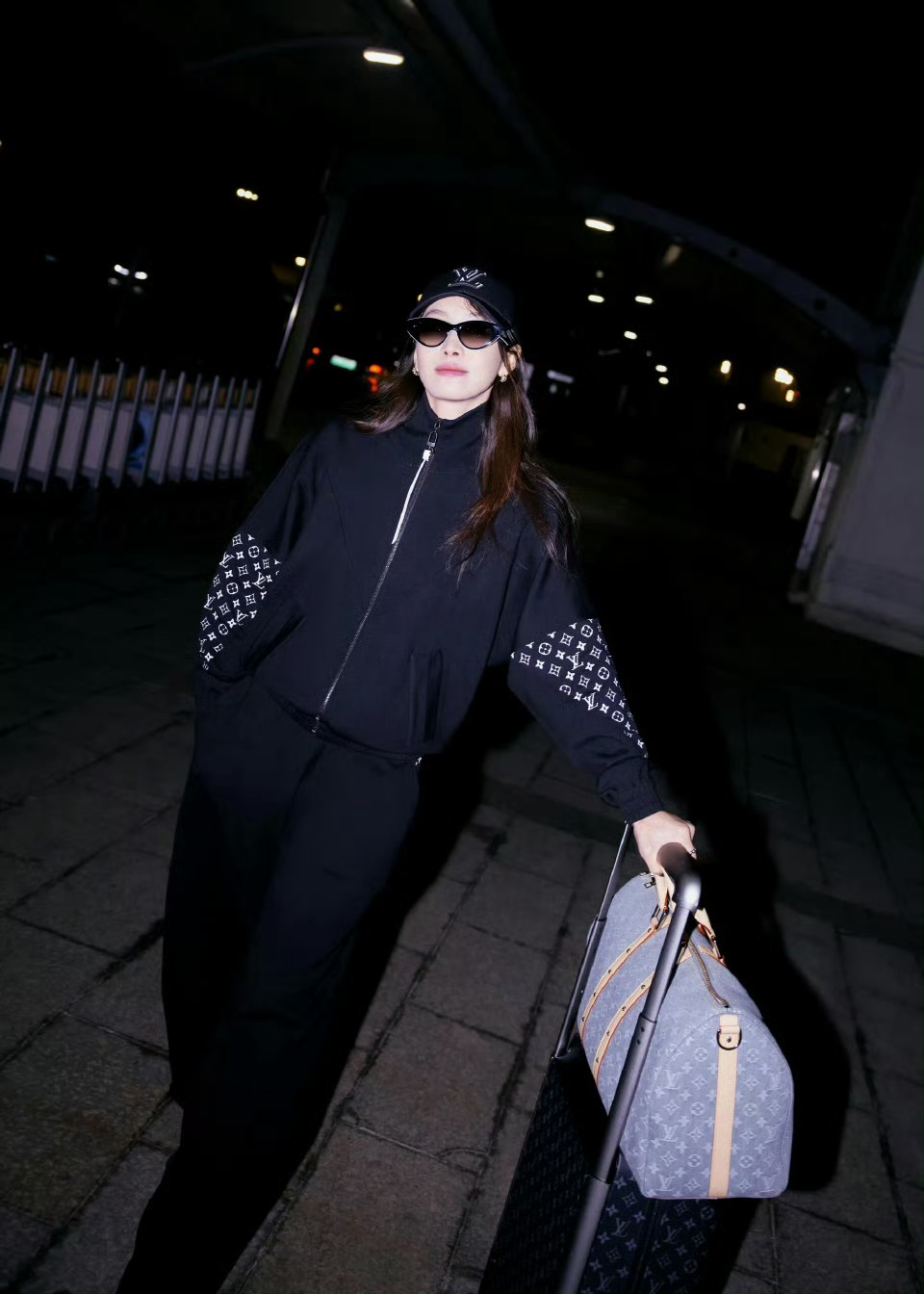 宋茜出发巴黎路透  帅的 [送花花]宋茜lv品牌代言人 ​​​