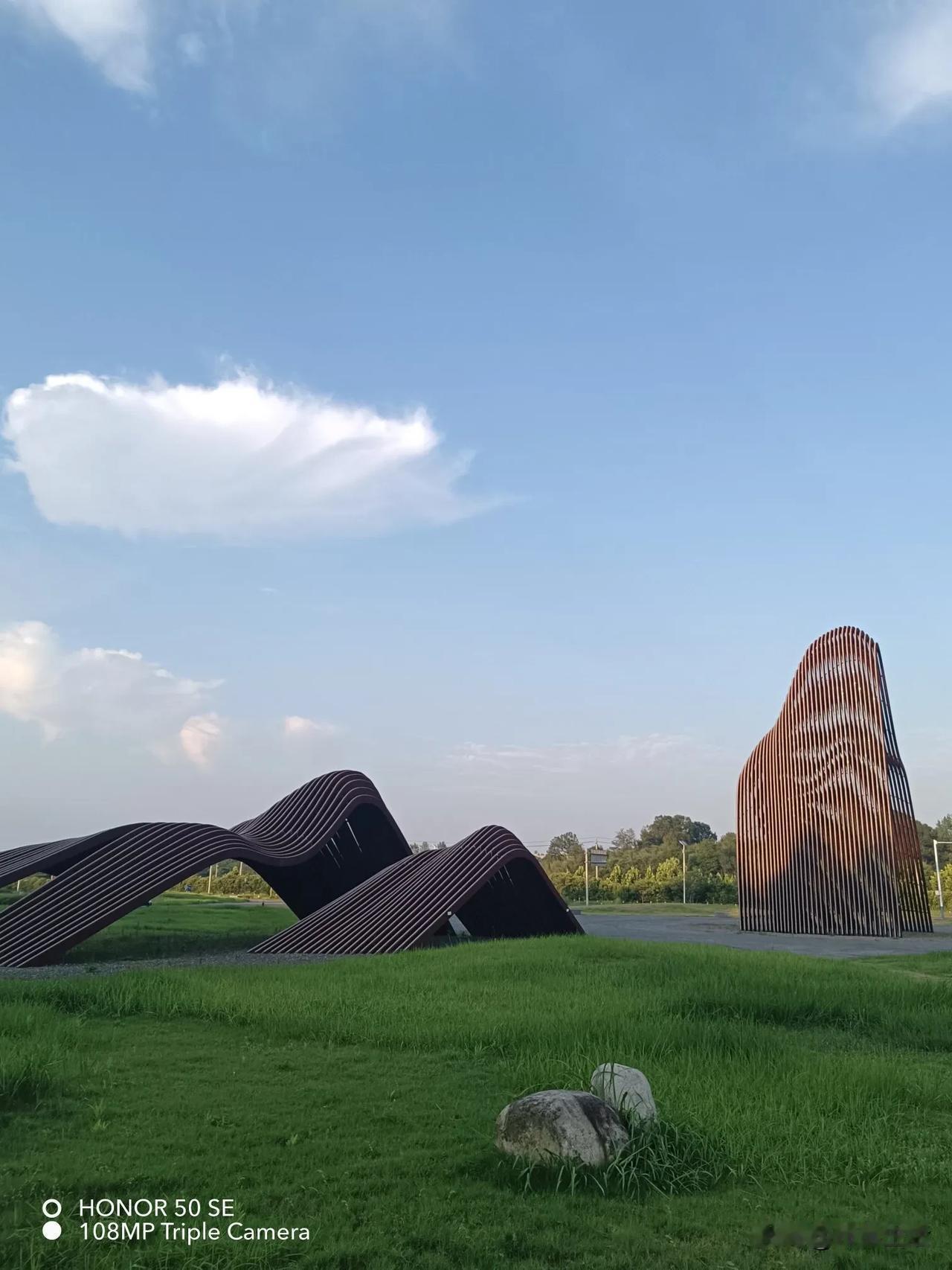蓝天白云总是能给人带来好心情。以前天空总是雾气沉沉，如今却能常常看到蓝天白云，这