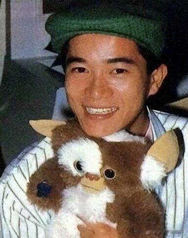 永葆童心的陈百强1️⃣
抱着毛绒玩具的他笑得多甜呀～绿色贝雷帽+条纹衫的复古穿搭