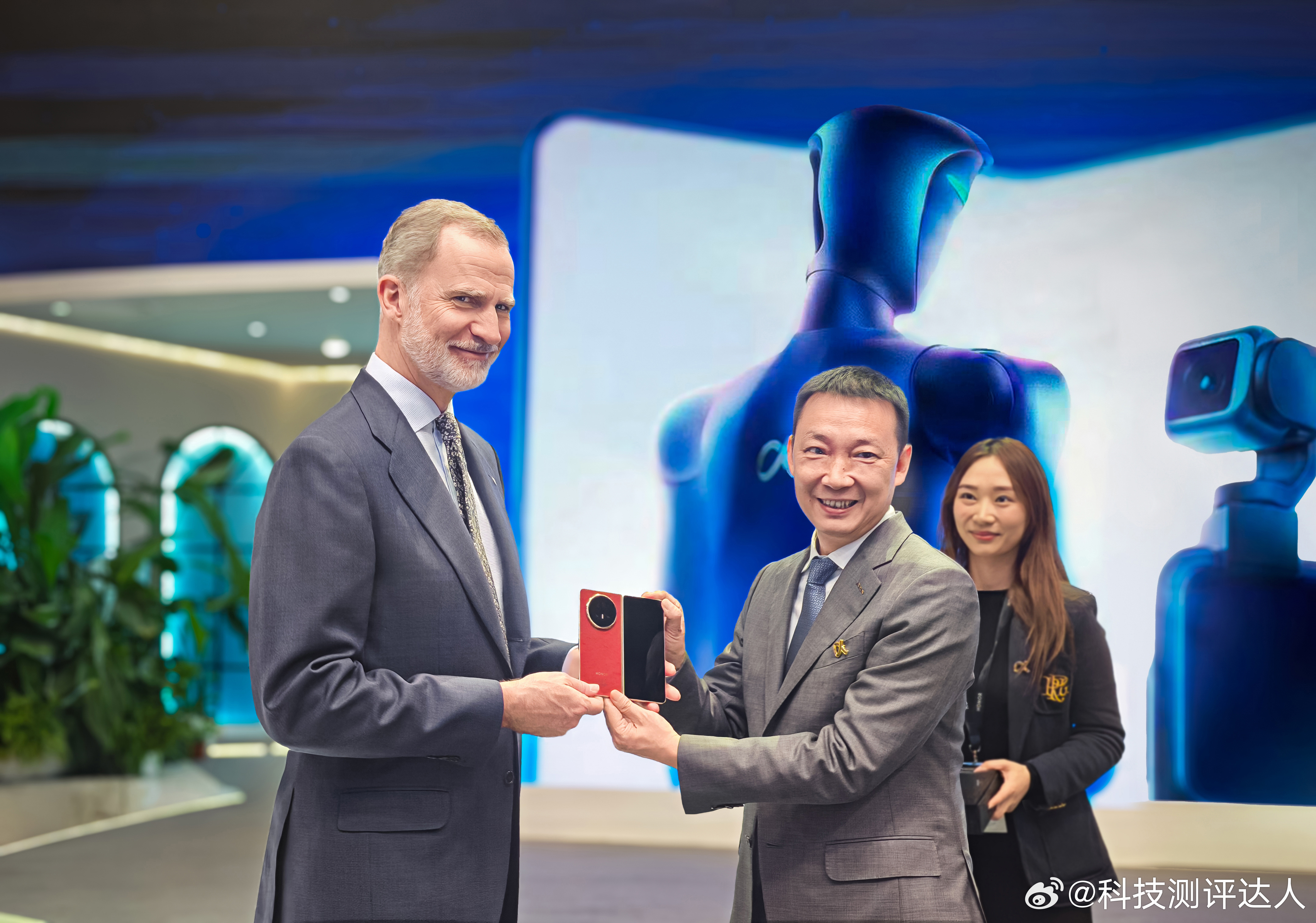 谁看了不夸一句荣耀太争气！MWC展上西班牙国王体验完Magic V6直接被圈粉，