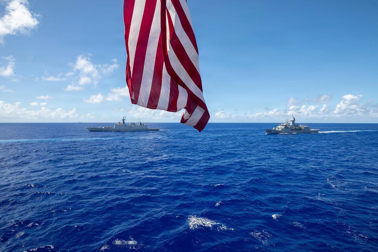 【美澳日印四国演习落幕，美媒翻看照片，看到一艘不属于演习舰队的船只】

11月2