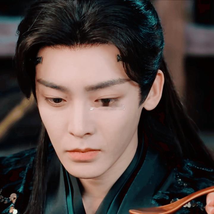 侯明昊是萌脸烧 红烨是冷脸萌  谁能躲过侯明昊的反差萌暴击！剧外萌脸甜妹感十足，