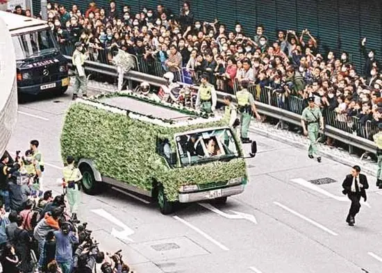 灵车驶出殡仪馆之际他亲自跑在车前开道