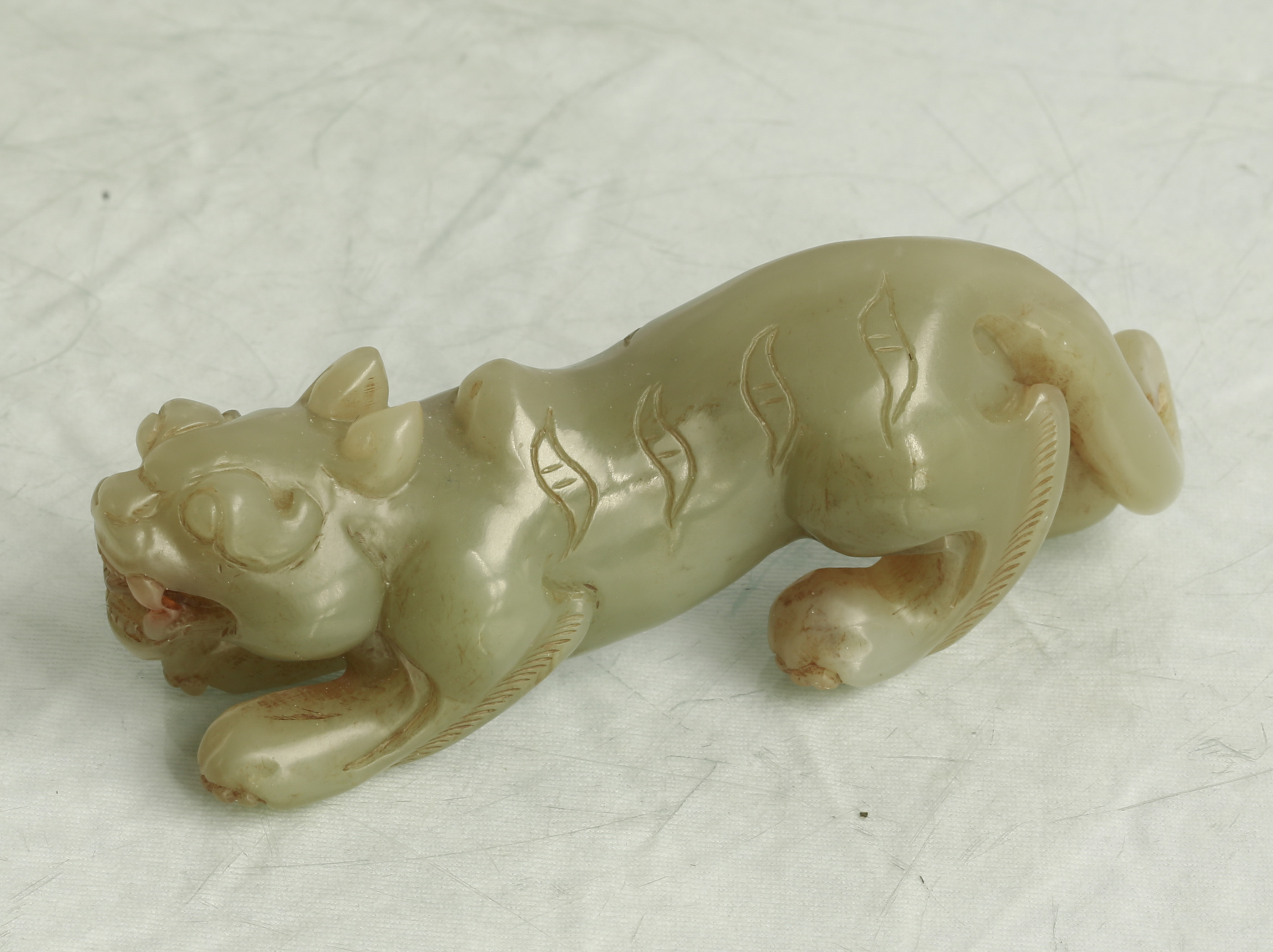 清 . 青玉立虎圆雕摆件一件尺寸:重256.2克，长131MM,高47.5MM,