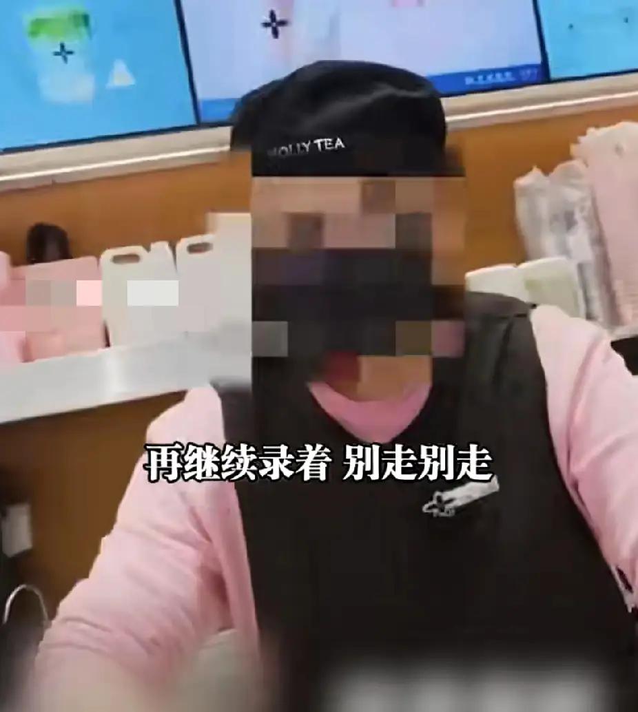 商家点出餐却迟迟不给装，骑手十分着急想自己打包，店员一把夺过餐不让骑手打包还态度