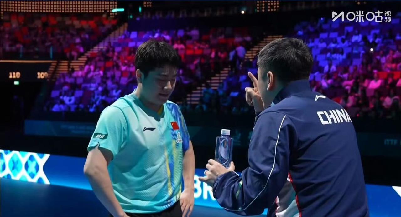 梁靖崑双脚离地跳起来接球了[赞]！
领导和队友们都齐齐整整在看台上喊加油呢，
说