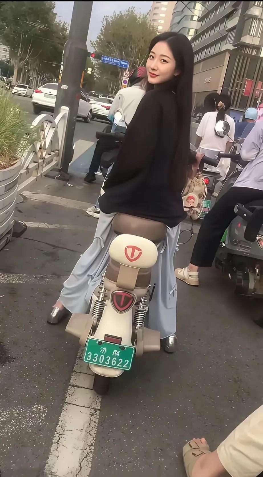 就这一个回眸，迷晕了我们[爱慕]