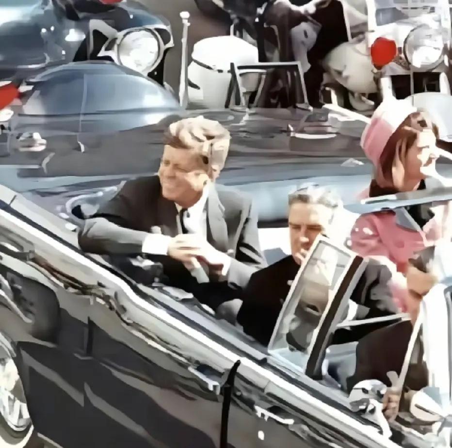 1963年11月22日，肯尼迪生前的最后一幕，为了表示亲民，他和妻子坐着敞篷车巡