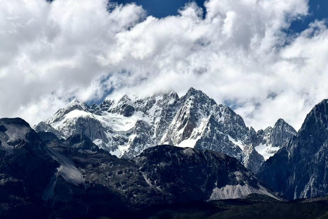 来雪山下坐坐喝杯茶，看着纳西飞檐，想起老姜为了拍北平，把屋顶的取景放在了云南，要
