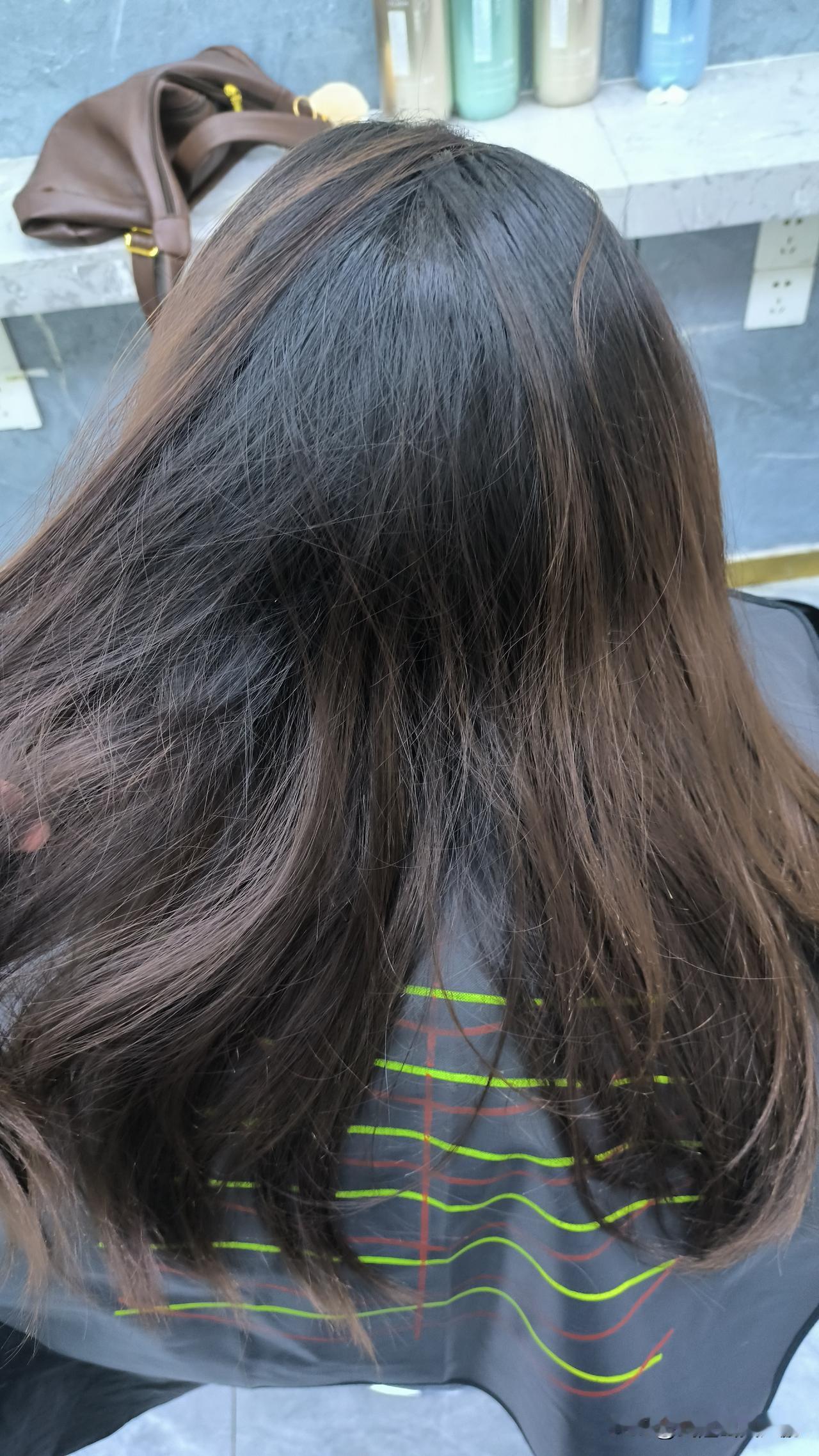 今年理发店要想不关门，做好以下几点！
1不要盲目扩张，不要以为一个店开好了就可以