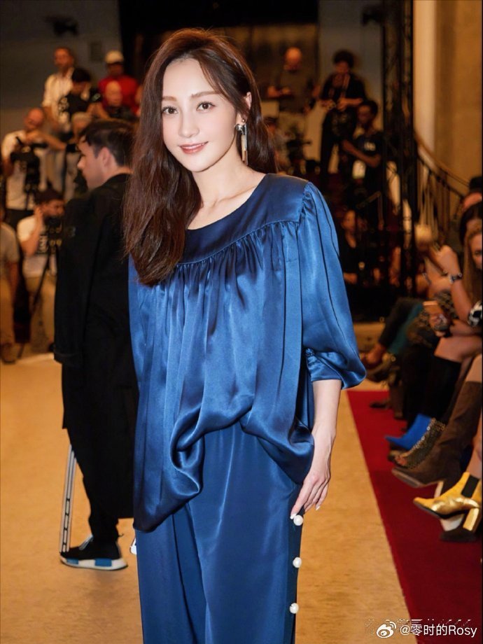 多年来，姚笛依旧美丽动人，更增添了成熟优雅的气质。 ​​​