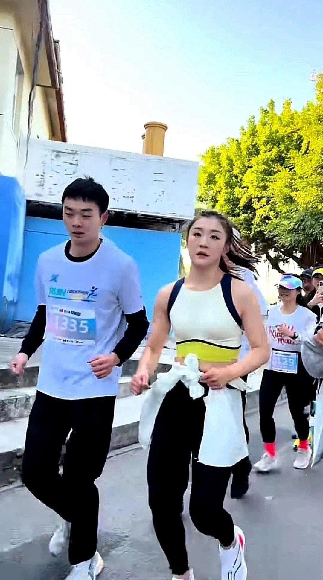 陈梦现身厦门马拉松现场 陈梦这一露面，厦门马拉松立马上了热搜。这宣传效果，杠杠的
