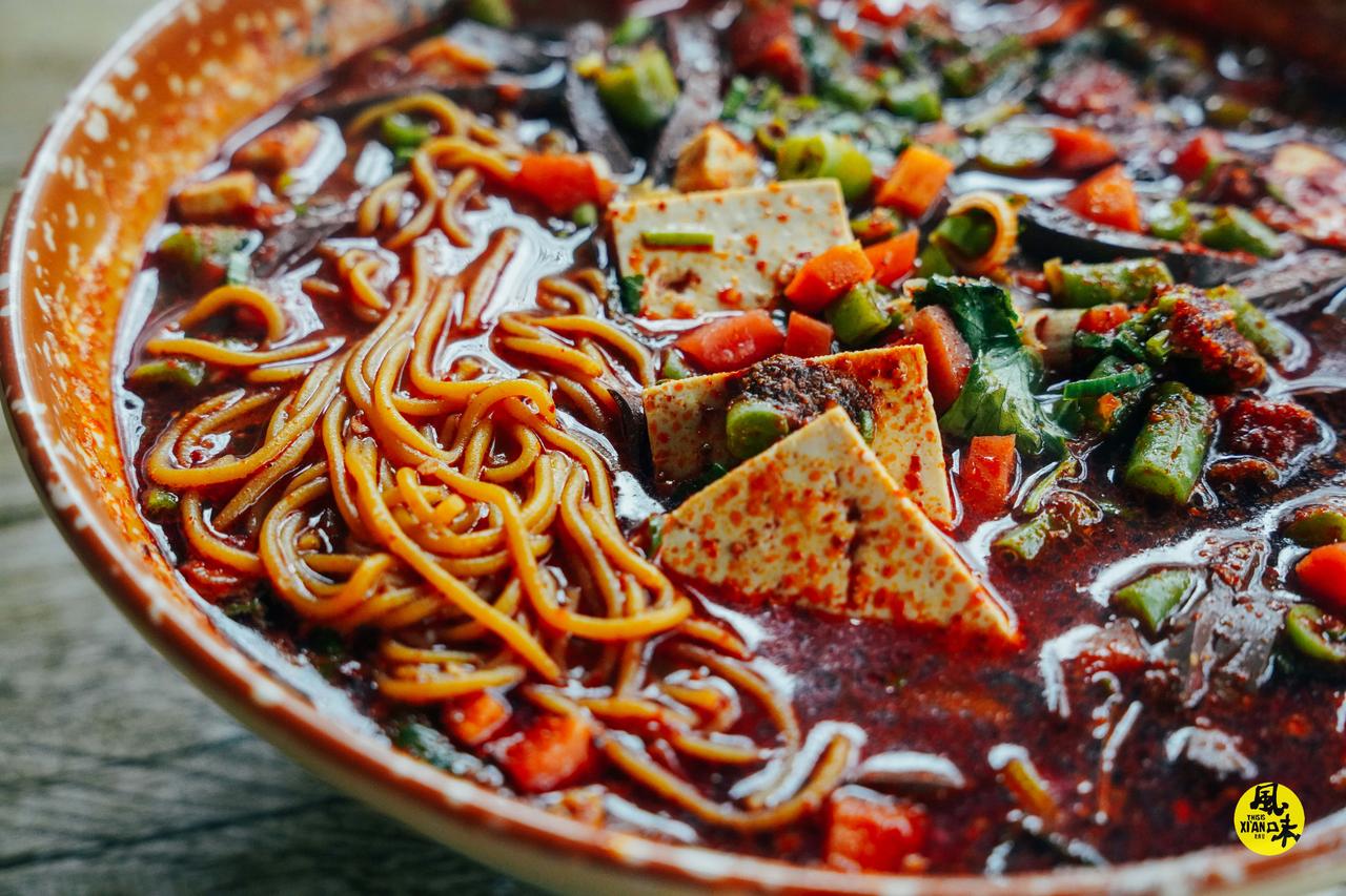 夏天吃凉饸饹，冬天吃热饸饹，陕西人对饸饹的爱也一样深厚。凉饸饹韧筋爽口，辣香微酸