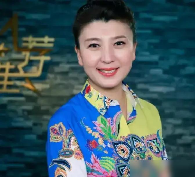 你以为闫学晶骂你酸黄瓜？真相却被剪刀手偷走了！
 
她直播哭穷年入几十万，却称百