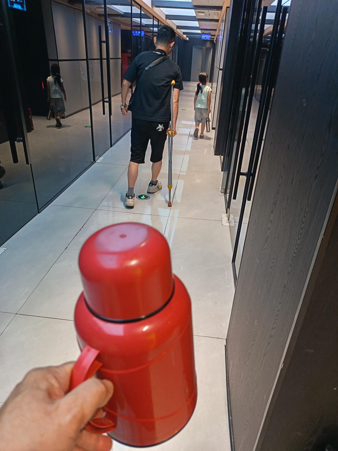 还是被网友猜对了！

昨天下午6点半左右，“超越”猪血粉的老板老万，又打来电话约