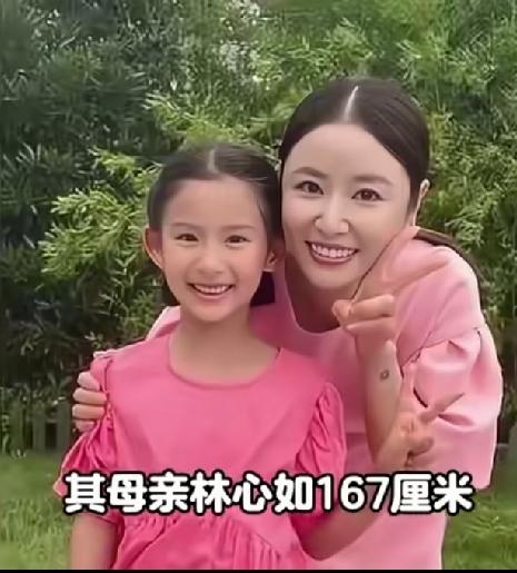 林心如跟霍建华的女儿小海豚，长得像她的爸爸，很漂亮，全家都是高颜值。
