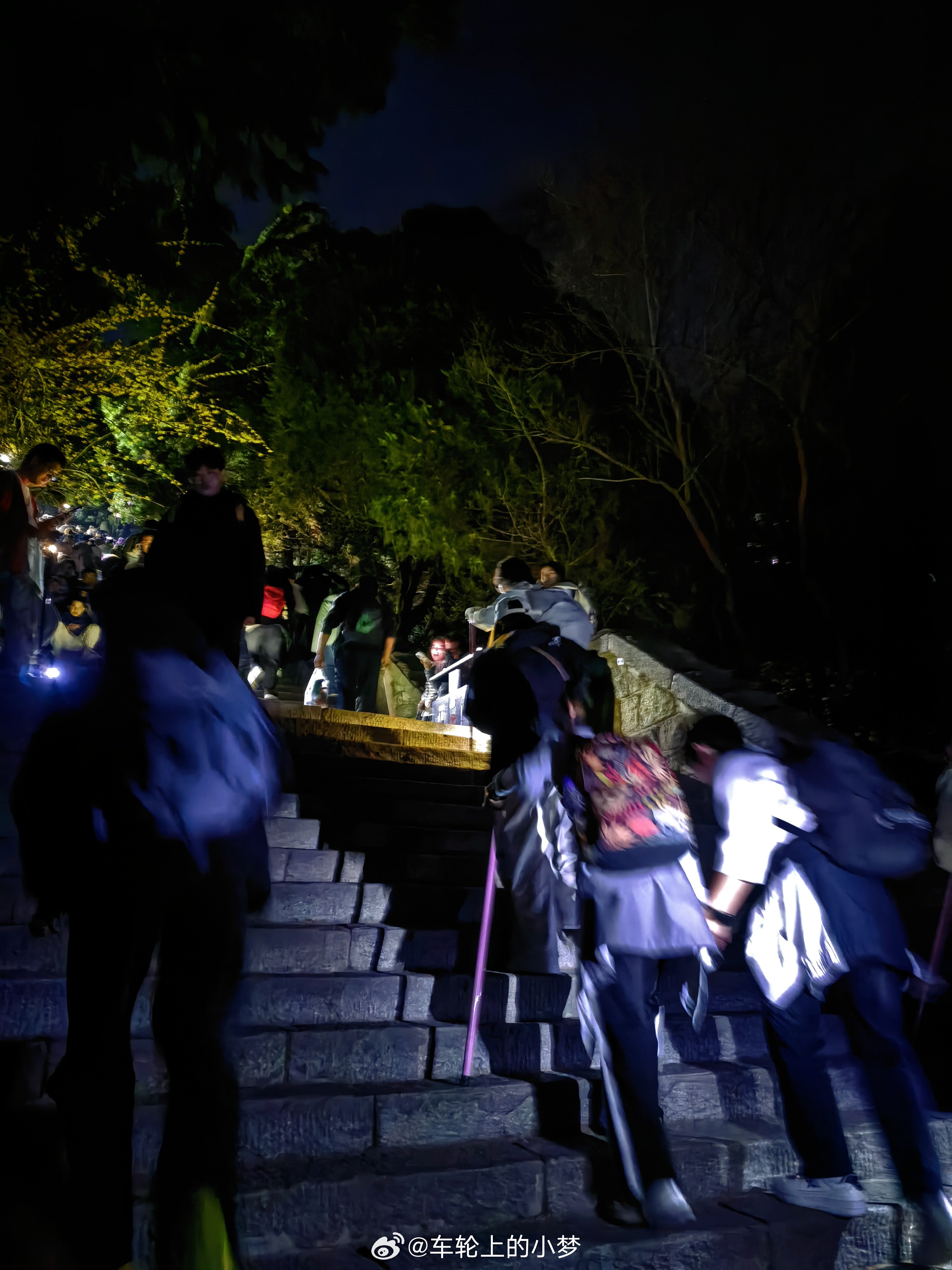 爬山切勿着急。在身体条件允许的情况下，可以适当提速。刚碰到一人，上台阶趴到了地上