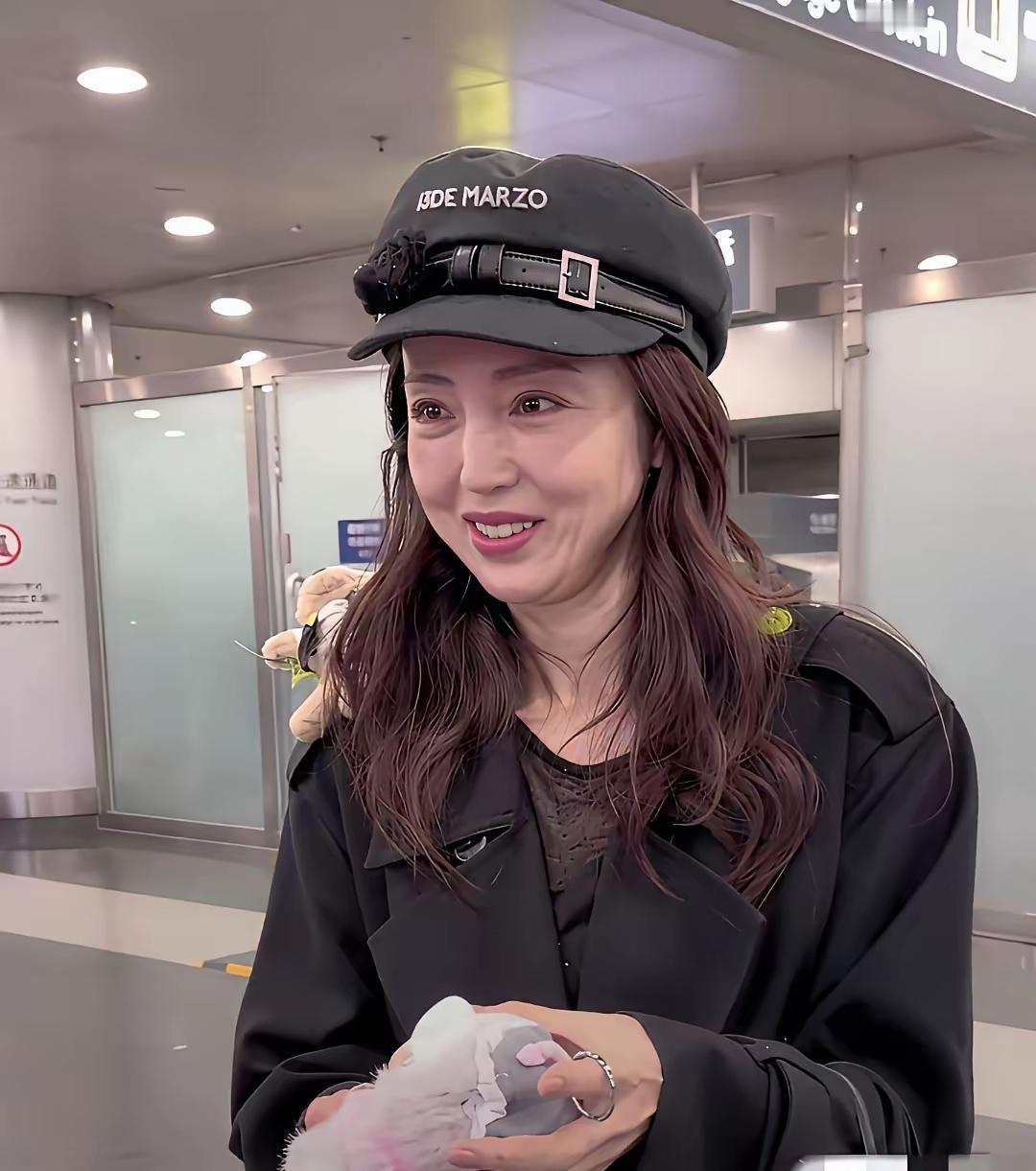 其实夫妻在一起久了，
真的会有夫妻相的，
我从董璇的表情里，
看到了张维伊的影子