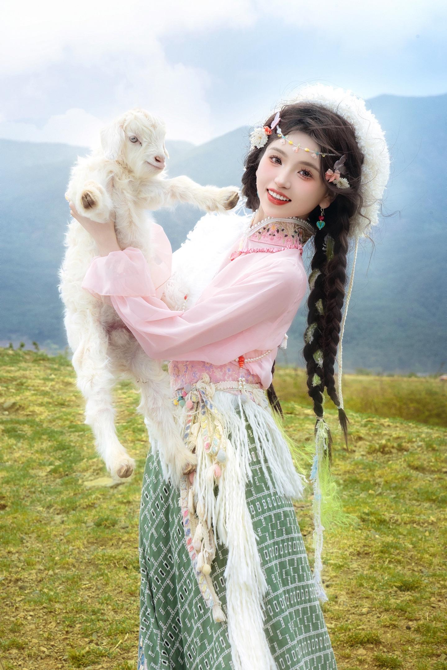 我的生命就该浪费在这种地方！来丽江抱小羊呀🐑