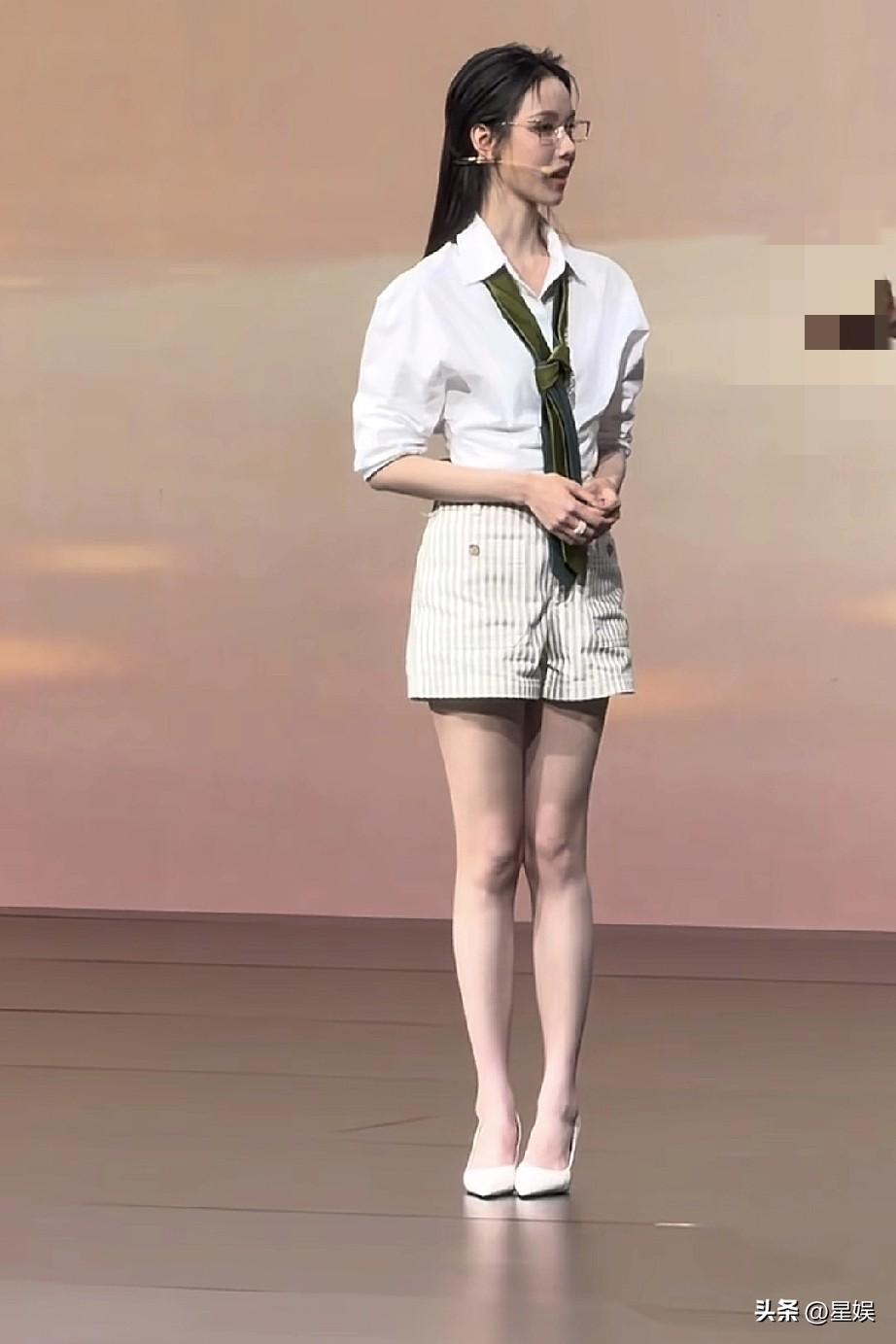 陈都灵白衬衫+绿领带，舞台上的清新