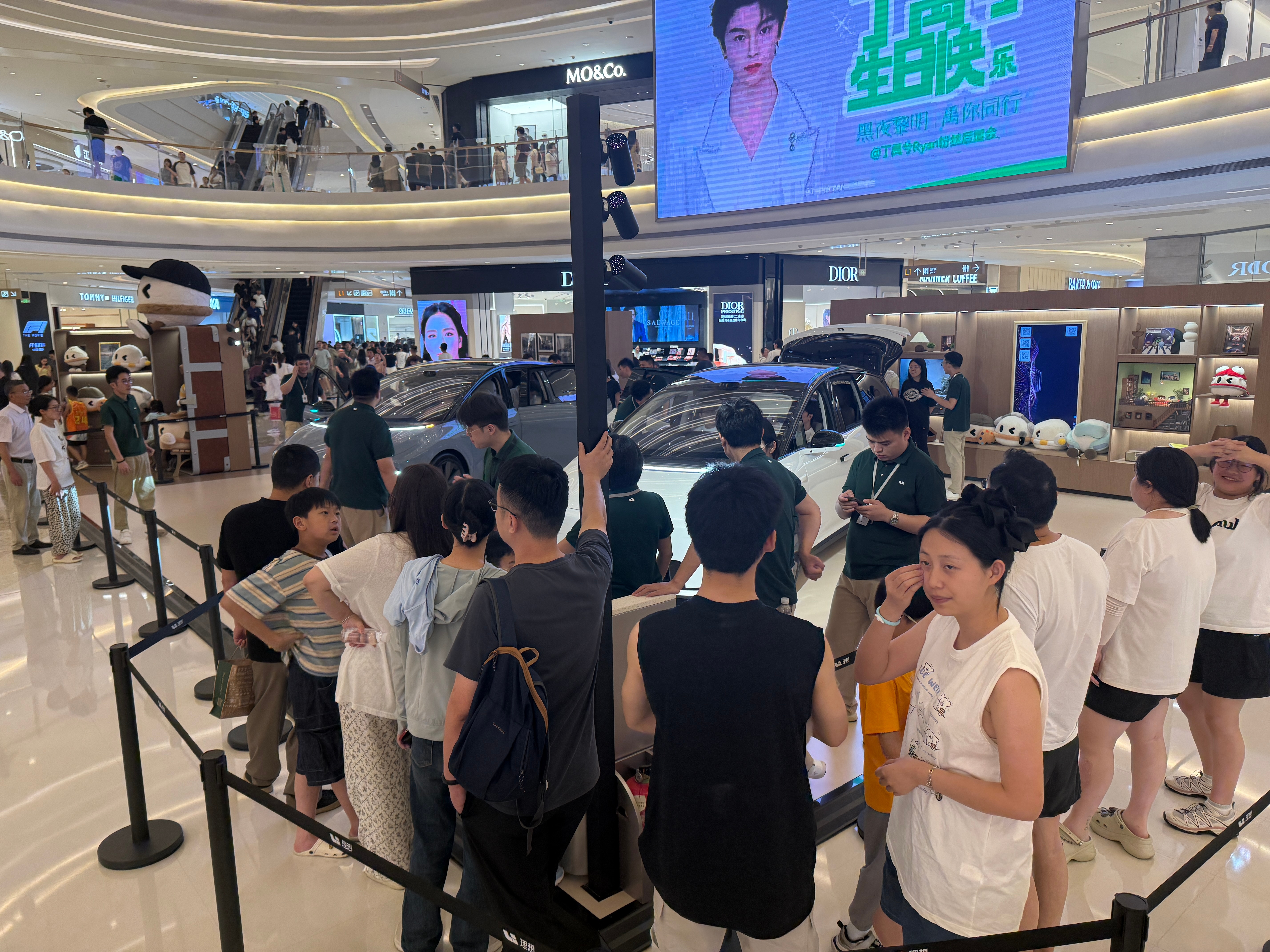 此时此刻的理想巡展，依然在排队体验理想i8，接待一天媒体和用户，衣服都不用换，直