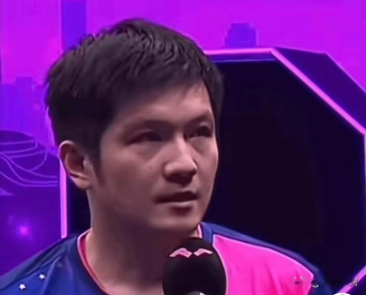 对亚洲杯上出现的争议球，王曼昱遵守了最基本的服从裁判的规则，却因没有主动承认而被