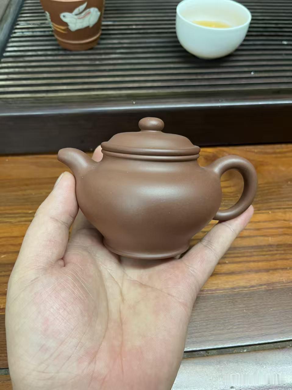 玩了这么多年紫砂壶，有些话实在憋不住了
朋友深夜发来一张壶的照片，问我值不值。我