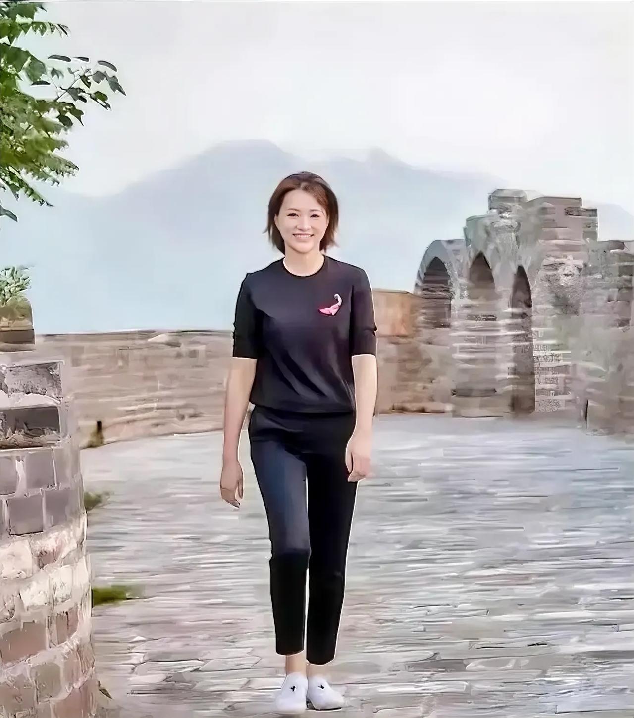 这样的董卿看起来很舒服，笑意盈盈，状态自然。