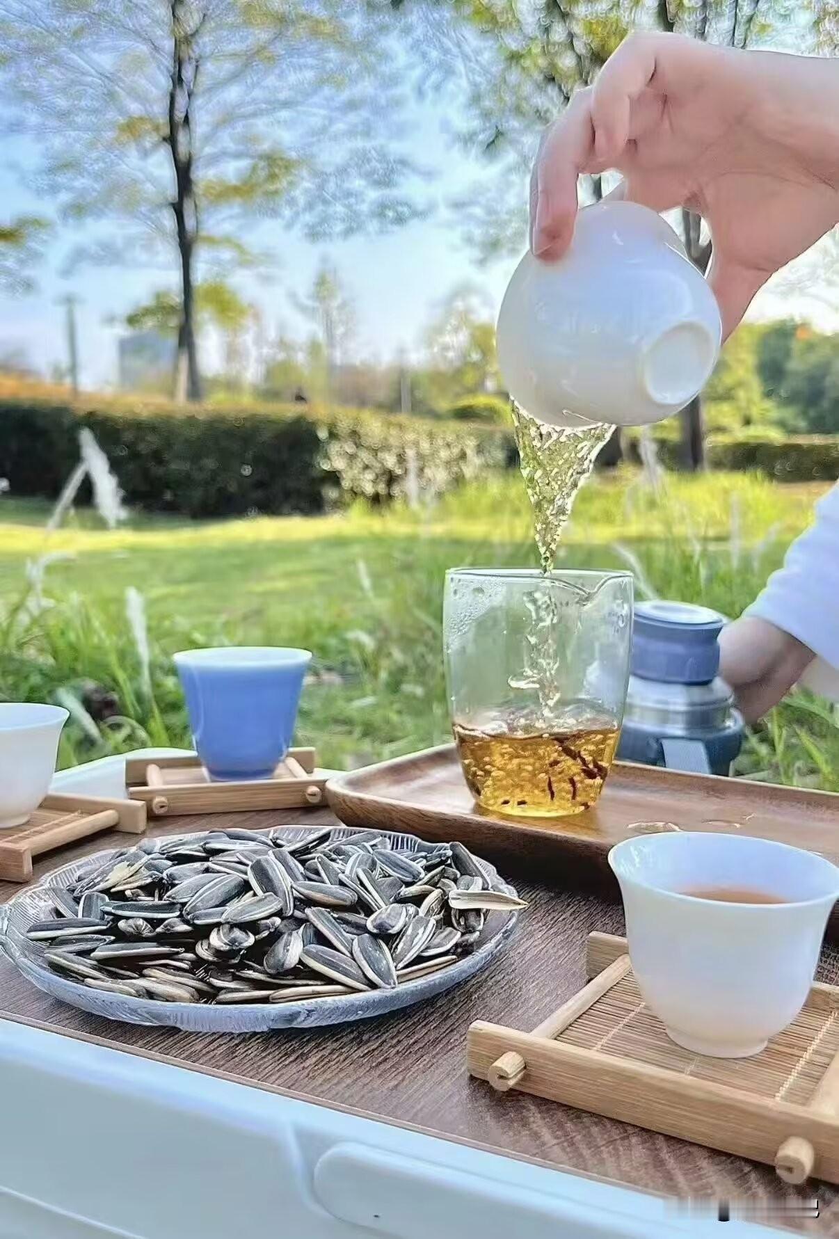 人生不过三万天，别总愁眉苦脸的。日子再难，也要记得笑一笑，你笑起来的样子，真的比