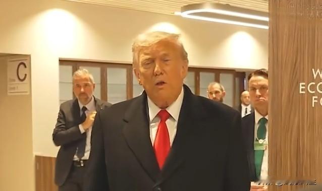 记者:“协议里是否还包括美国拥有格陵兰岛主权，就像您之前说过想要的那样？”

特