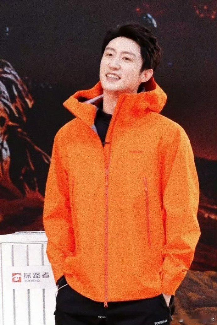 黄景瑜哪不好看实在想不通黄景瑜哪不好看，直播里的他仪态挺拔，眉眼深邃有神，五官分