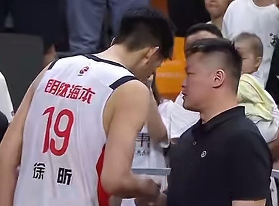 朱芳雨：小子，五一我们到广州，你看着办吧，反正下赛季你怎么都要回广东宏远。
徐昕