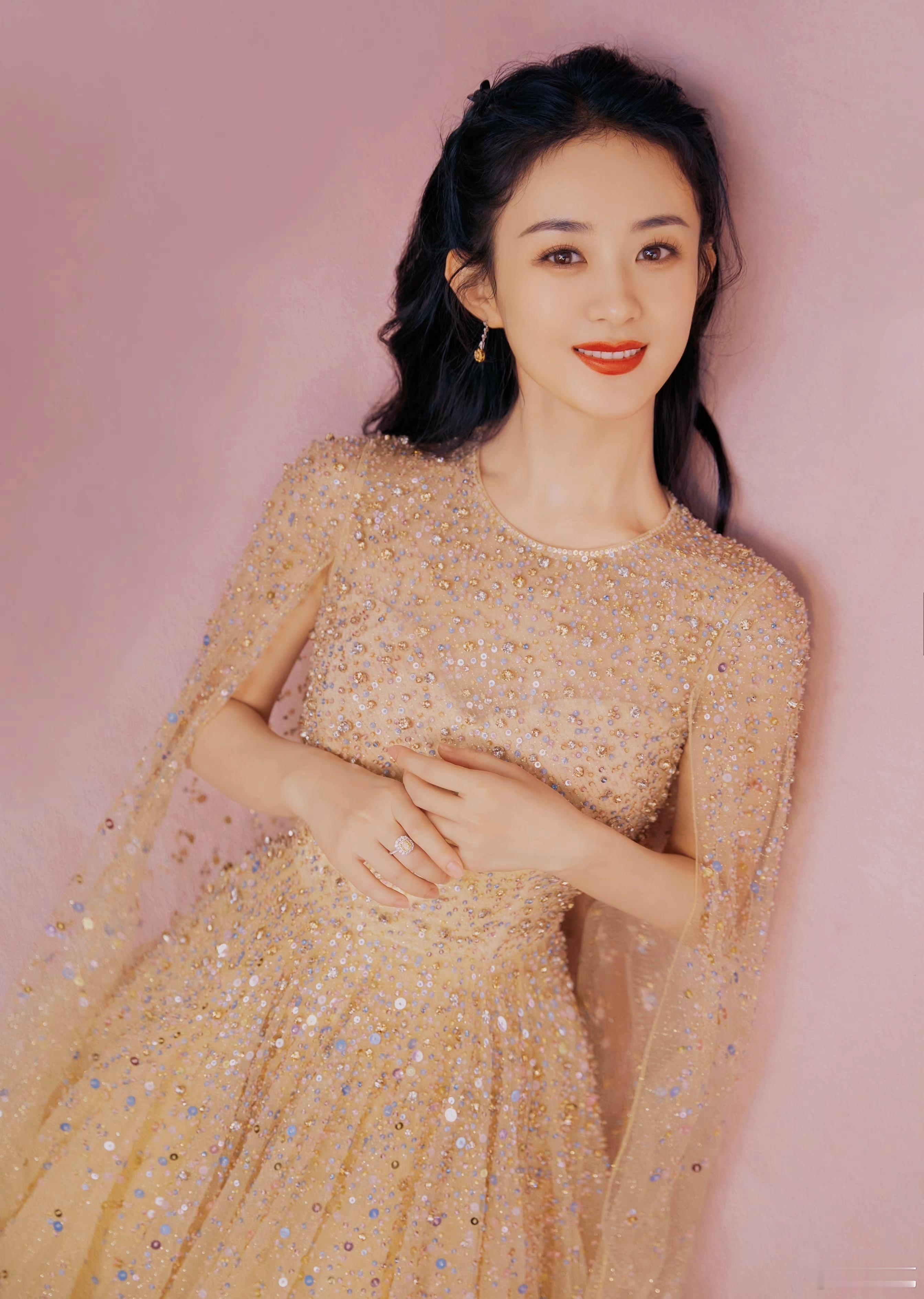 继续无聊，所以第三位来了赵丽颖她是我唯一一个在现场看到，差点流泪的明星但我不是她