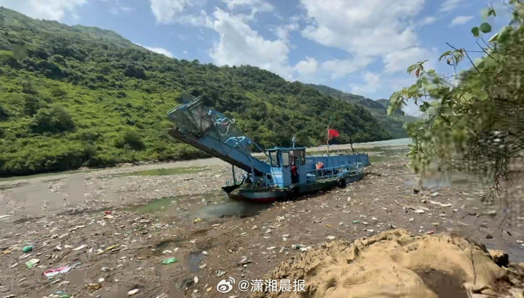 【#网红钓鱼佬清江面垃圾50人扔竿加入#，#钓鱼博主常乐兄弟回应清理江面垃圾#：