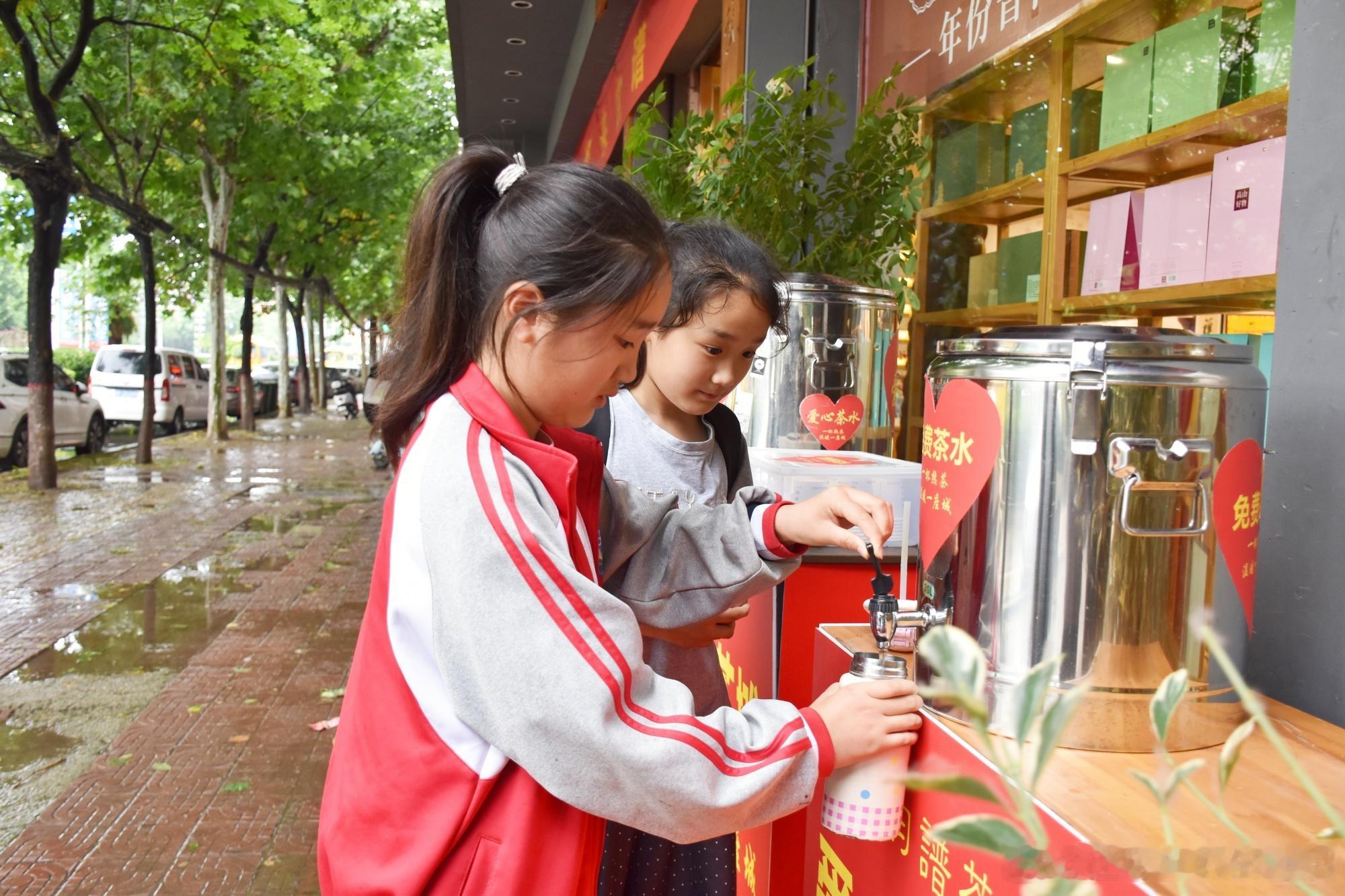 太康茶馆店主张梦梦，门前爱心茶摊坚持十四年免费供茶。四季更换应季好茶，纯净水烹煮