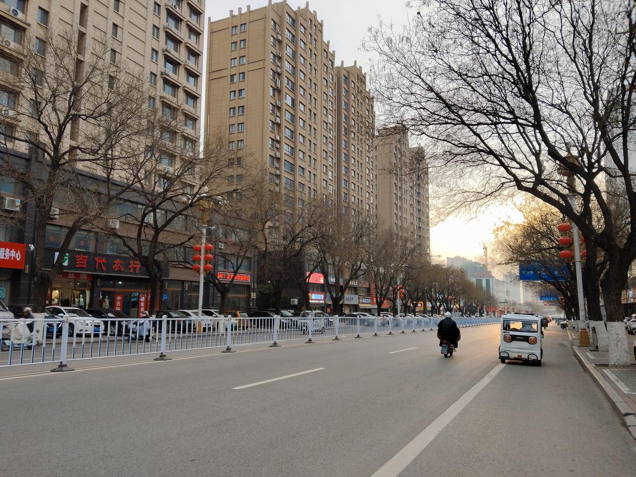 今天上街，忽然有个人拍我的肩膀，我一扭脸，看到了一个熟悉又陌生的面孔。

陌生是