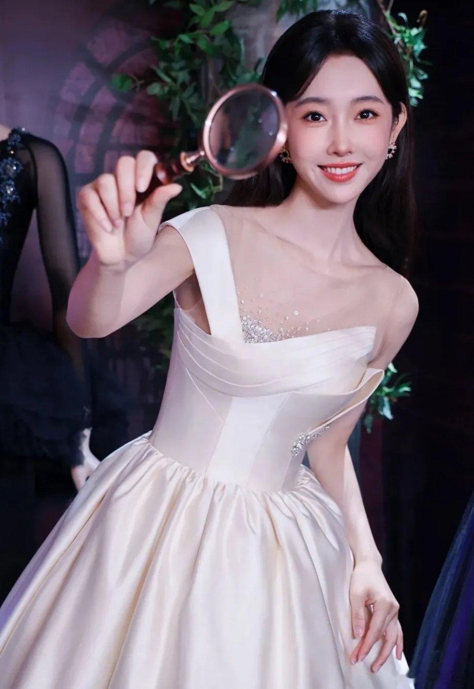 宣璐身着白色蓬蓬礼服裙，宛如甜心公主降临，绝美风姿令人一眼沦陷！ ​​​