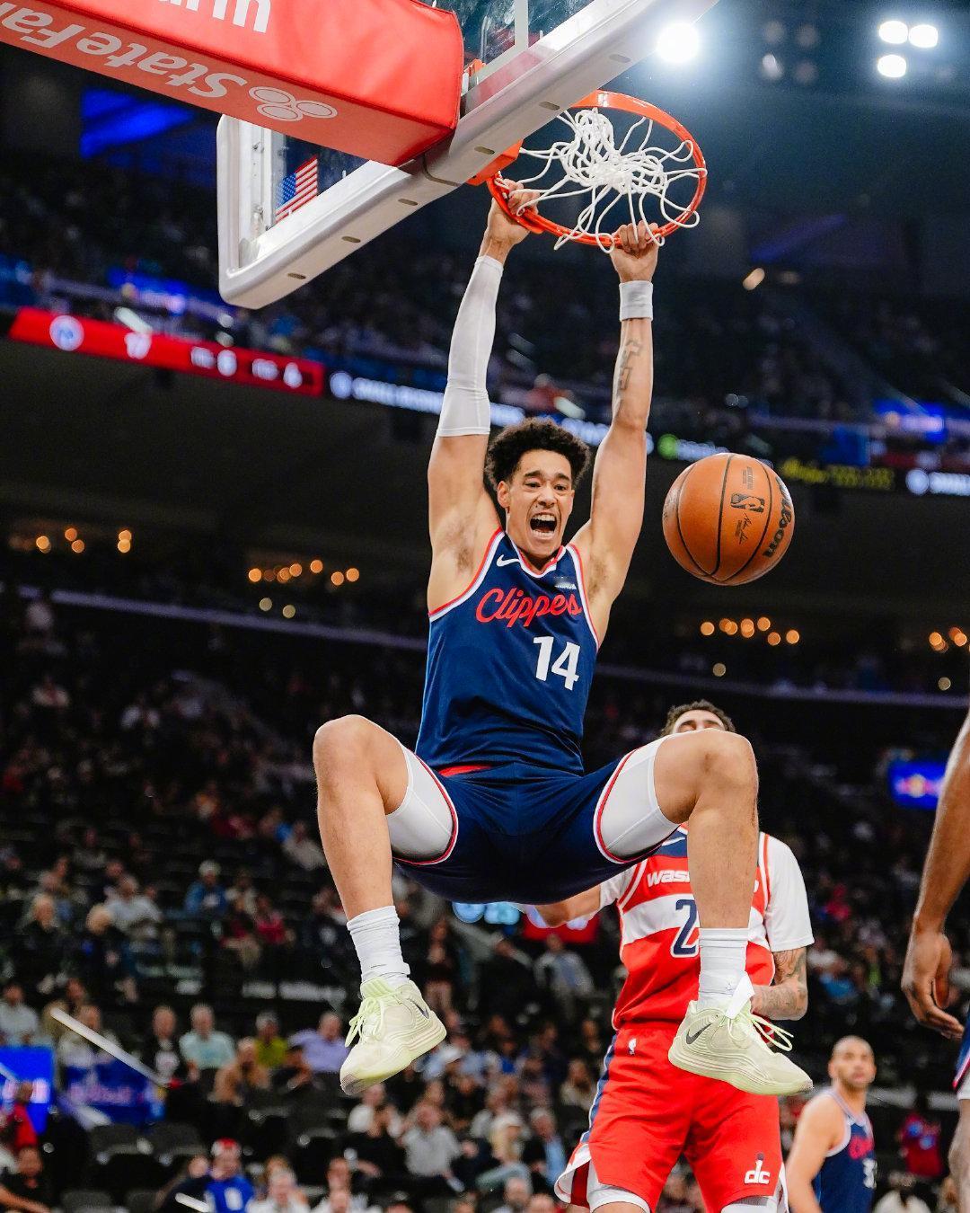 半场结束，快船已经领先奇才19分了。果然没了祖巴茨以后，快船的进攻流畅多了，很容