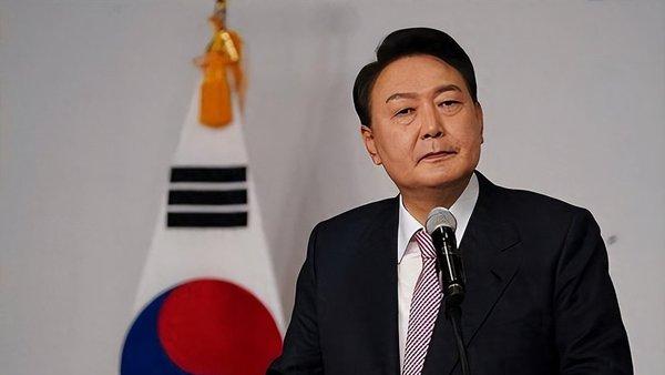 韩国总统尹锡悦弹劾案通过，他即将停止总统的工作。为什么韩国的总统可以在位时犯了错