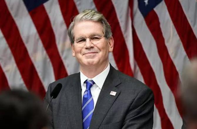 美国的狐狸尾巴终于露出来了！美国财长：伊朗石油将用美元结账，俄罗斯也可能重返美元