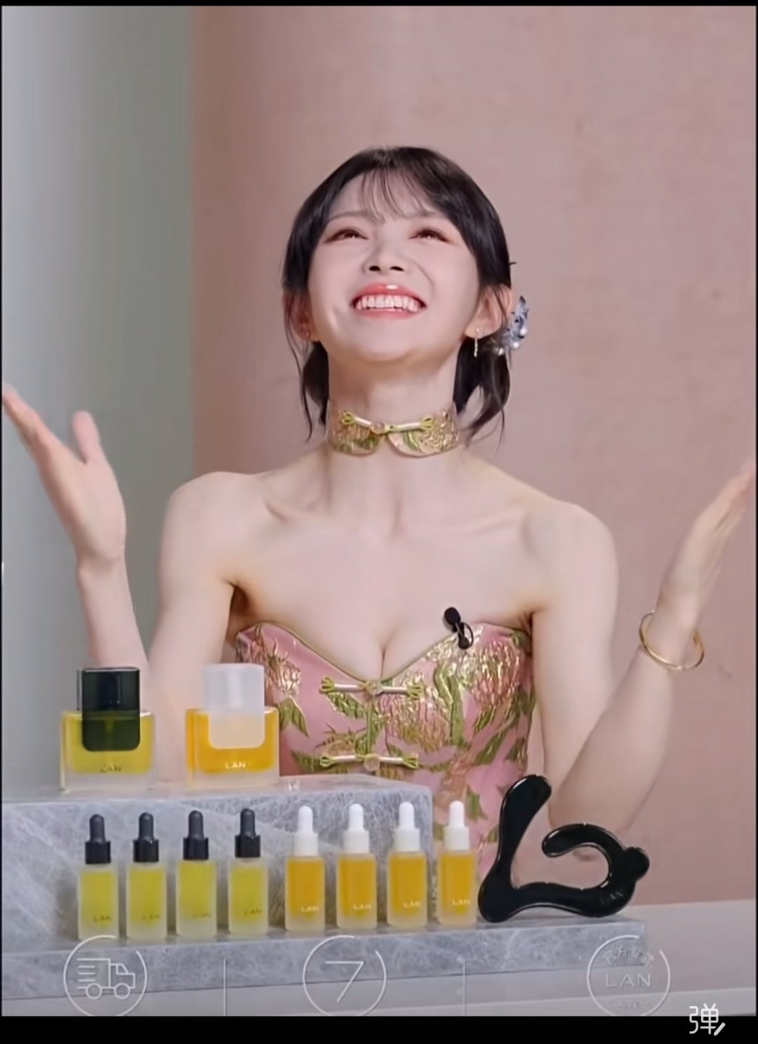 田曦薇穿这个直播违规，被强行暂停了。